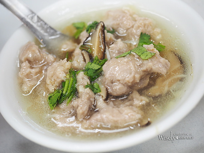 《台北萬華。捷運龍山寺站美食》梧州街夜市美食＠古早味香菇肉羹、排骨酥、魯肉飯&雞肉飯