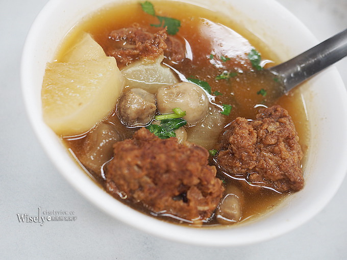《台北萬華。捷運龍山寺站美食》梧州街夜市美食＠古早味香菇肉羹、排骨酥、魯肉飯&雞肉飯