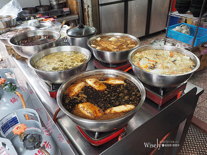 新北新店。小飯筒-光明街小吃︱黑白切、魯肉飯＆虱目魚肚湯