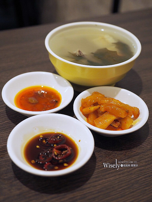 《新北新店。捷運七張站》原野豬腳大王＠起司蛋包飯、滷腿庫飯&炸排骨～便當小吃