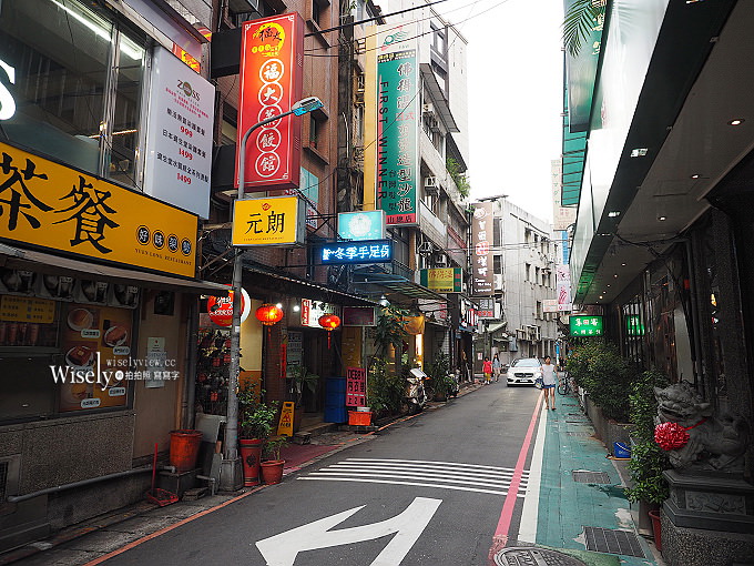 《台北中山。捷運中山站美食》福大蒸餃館：蒸餃平價份量多，香菇雜醬麵與小菜必點好吃