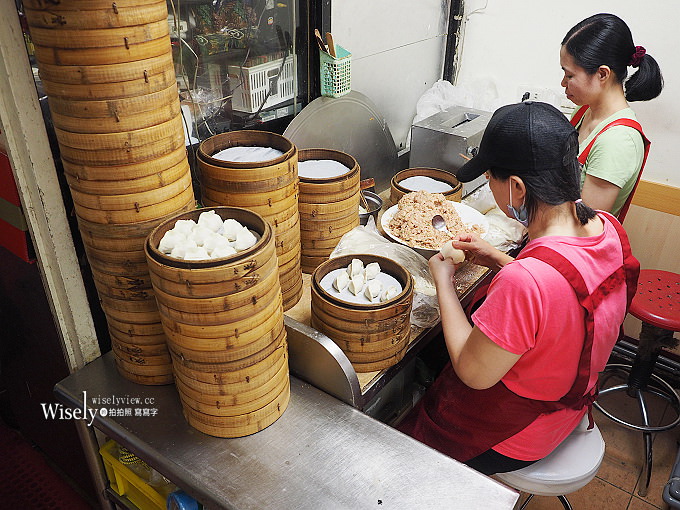 《台北中山。捷運中山站美食》福大蒸餃館：蒸餃平價份量多，香菇雜醬麵與小菜必點好吃