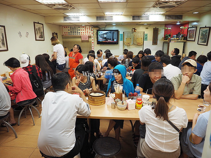 《台北中山。捷運中山站美食》福大蒸餃館：蒸餃平價份量多，香菇雜醬麵與小菜必點好吃
