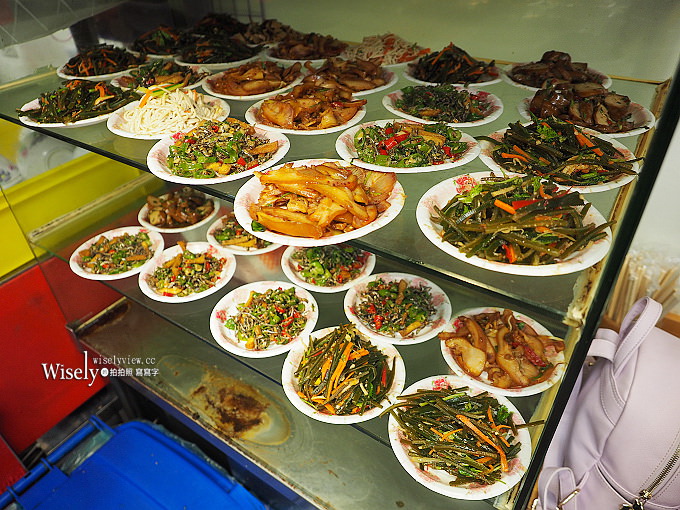 《台北中山。捷運中山站美食》福大蒸餃館：蒸餃平價份量多，香菇雜醬麵與小菜必點好吃