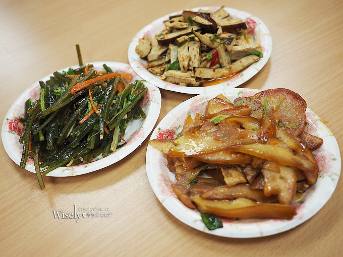 《台北中山。捷運中山站美食》福大蒸餃館：蒸餃平價份量多，香菇雜醬麵與小菜必點好吃