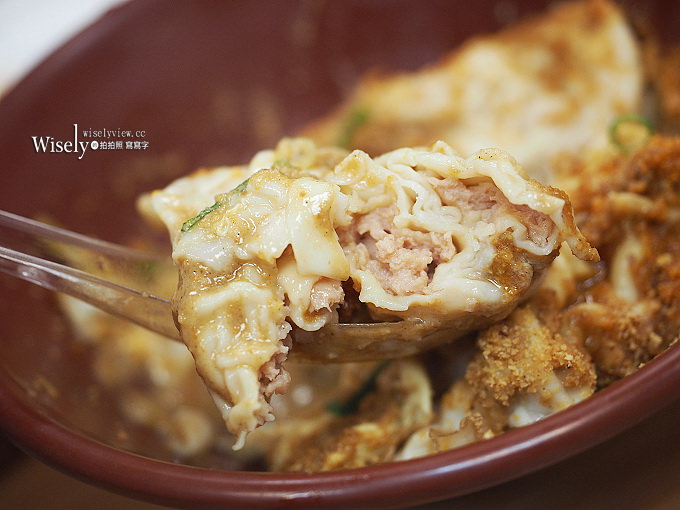 《台北中山。捷運中山站美食》福大蒸餃館：蒸餃平價份量多，香菇雜醬麵與小菜必點好吃