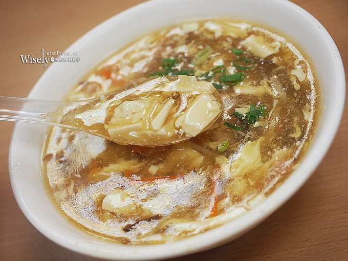 《台北中山。捷運中山站美食》福大蒸餃館：蒸餃平價份量多，香菇雜醬麵與小菜必點好吃
