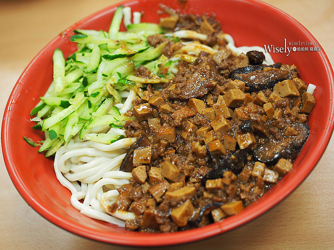 《台北中山。捷運中山站美食》福大蒸餃館：蒸餃平價份量多，香菇雜醬麵與小菜必點好吃