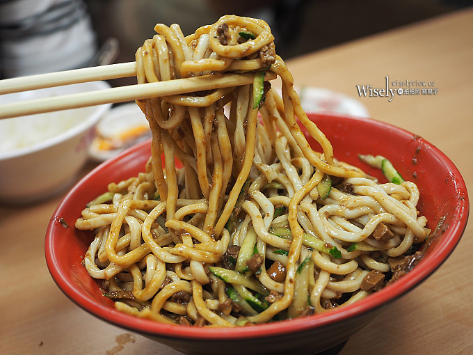 《台北中山。捷運中山站美食》福大蒸餃館：蒸餃平價份量多，香菇雜醬麵與小菜必點好吃