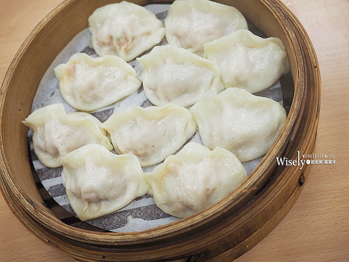 《台北中山。捷運中山站美食》福大蒸餃館：蒸餃平價份量多，香菇雜醬麵與小菜必點好吃