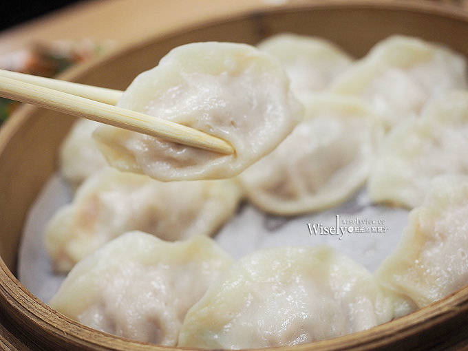 《台北中山。捷運中山站美食》福大蒸餃館：蒸餃平價份量多，香菇雜醬麵與小菜必點好吃