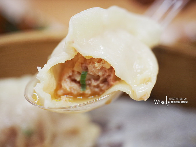 《台北中山。捷運中山站美食》福大蒸餃館：蒸餃平價份量多，香菇雜醬麵與小菜必點好吃