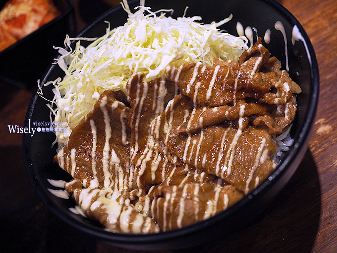 《台北中正。捷運忠孝新生站美食》佐藤精肉店akiba:光華商場裡烤五花丼飯與薑汁豬肉丼 《台北中正。捷運忠孝新生站美食》佐藤精肉店akiba:光華商場裡烤五花丼飯與薑汁豬肉丼