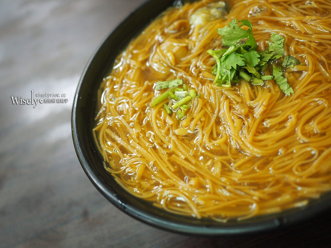 《台北松山。捷運中山國中站》黃金麵線：大腸、蚵仔與肉丁的綜合麵線，鄰近松山機場