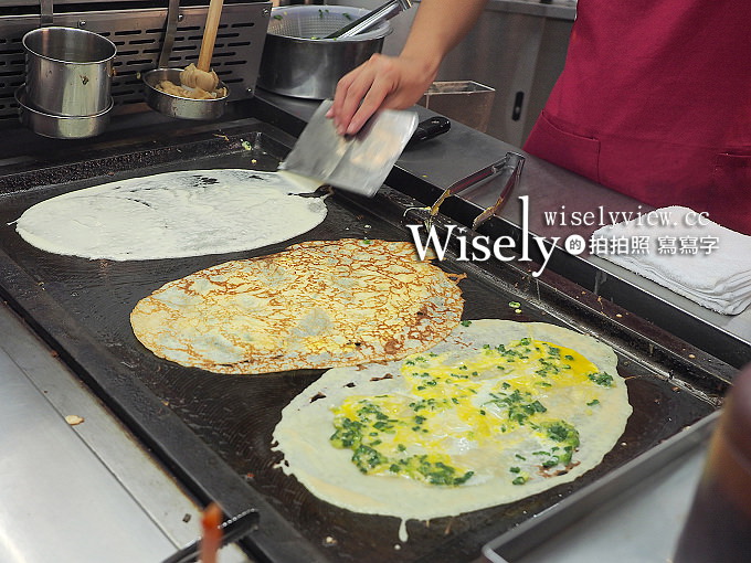 《台中西屯。逢甲夜市排隊美食》明倫蛋餅：皮Q蔥香帶著些許的懷舊古早甜味 @WISELY's 拍拍照寫寫字