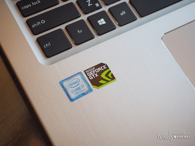 《筆電分享推薦。華碩ASUS VivoBook Pro 15》4K螢幕高效能，內建獨立顯卡，輕巧好攜帶