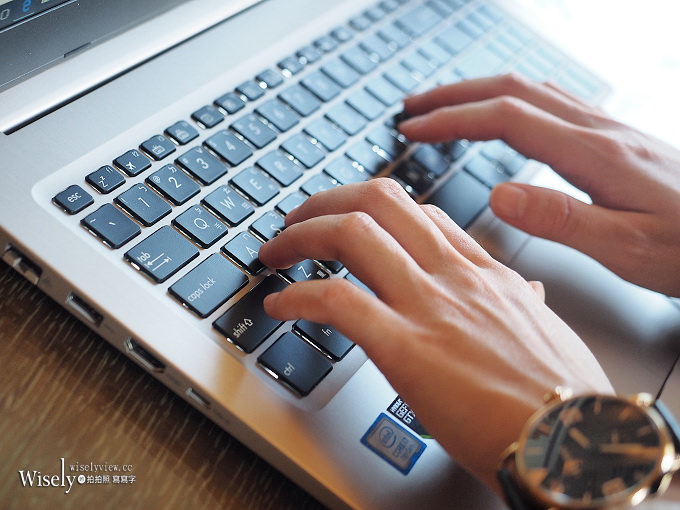 《筆電分享推薦。華碩ASUS VivoBook Pro 15》4K螢幕高效能，內建獨立顯卡，輕巧好攜帶