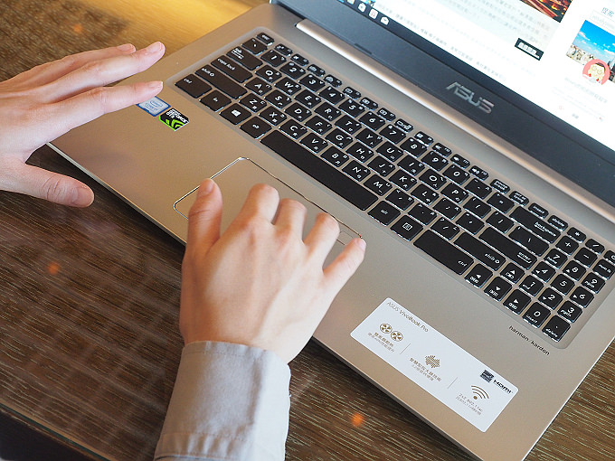 《筆電分享推薦。華碩ASUS VivoBook Pro 15》4K螢幕高效能，內建獨立顯卡，輕巧好攜帶