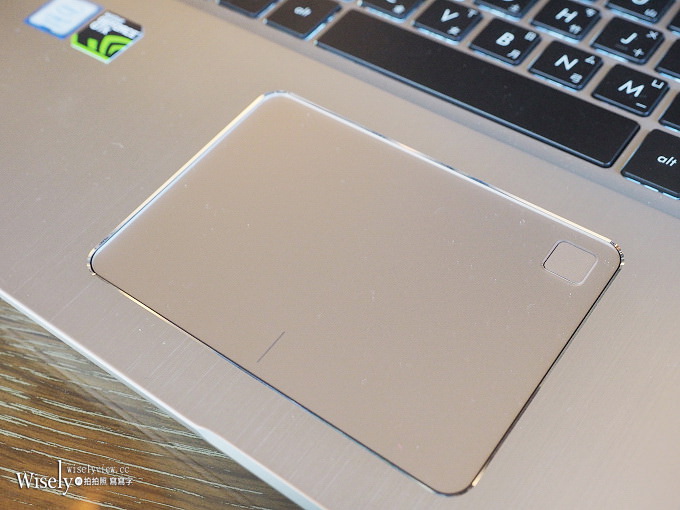 《筆電分享推薦。華碩ASUS VivoBook Pro 15》4K螢幕高效能，內建獨立顯卡，輕巧好攜帶