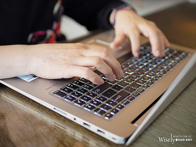 《筆電分享推薦。華碩ASUS VivoBook Pro 15》4K螢幕高效能，內建獨立顯卡，輕巧好攜帶