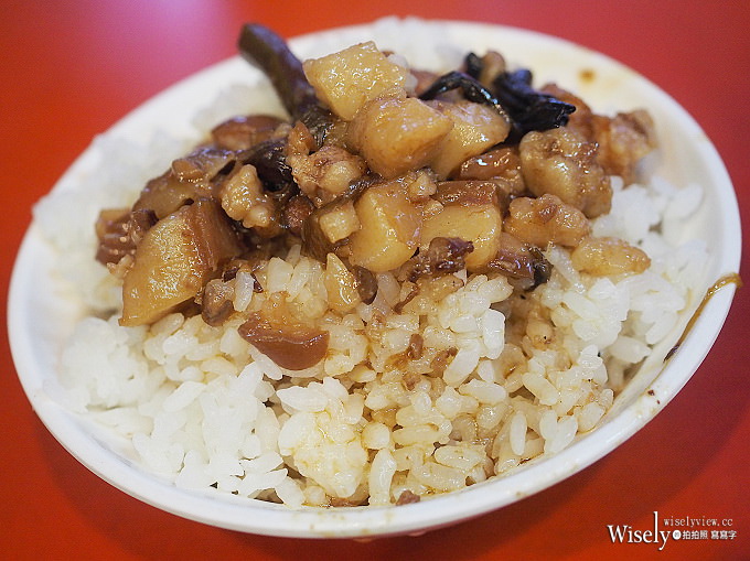 《台北大同。捷運雙連站》站前魷魚羹：鄰近馬偕醫院，就連魯肉飯也很好吃