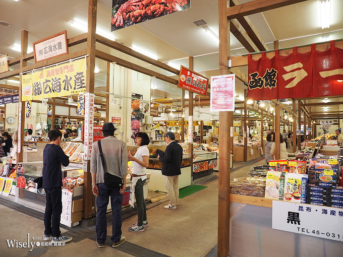 《日本北海道。函館朝市&橫丁市場》烤扇貝生吃海膽，在地生鮮漁夫食堂，品嚐現釣烏賊
