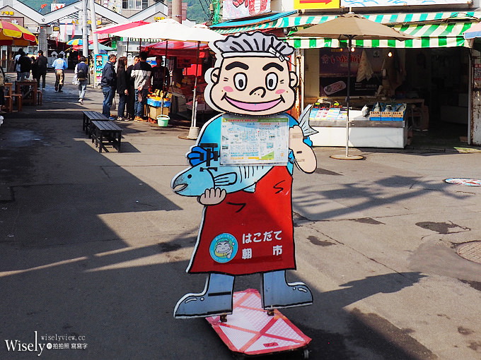 《日本北海道。函館朝市&橫丁市場》烤扇貝生吃海膽，在地生鮮漁夫食堂，品嚐現釣烏賊