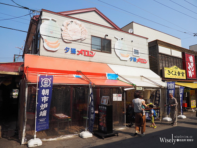 《日本北海道。函館朝市&橫丁市場》烤扇貝生吃海膽，在地生鮮漁夫食堂，品嚐現釣烏賊