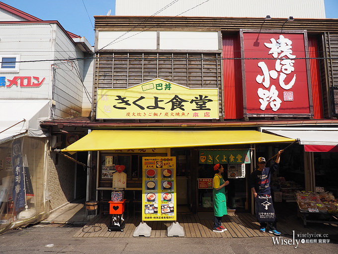 《日本北海道。函館朝市&橫丁市場》烤扇貝生吃海膽，在地生鮮漁夫食堂，品嚐現釣烏賊