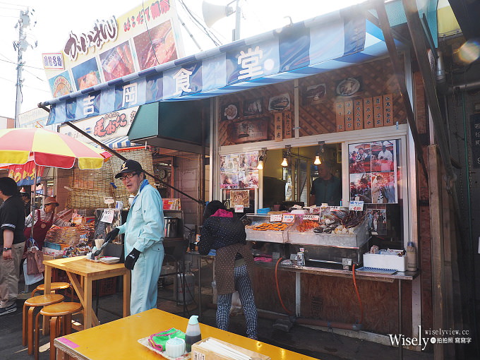 《日本北海道。函館朝市&橫丁市場》烤扇貝生吃海膽，在地生鮮漁夫食堂，品嚐現釣烏賊