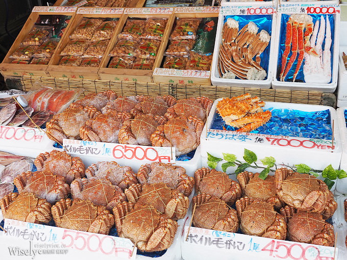 《日本北海道。函館朝市&橫丁市場》烤扇貝生吃海膽，在地生鮮漁夫食堂，品嚐現釣烏賊