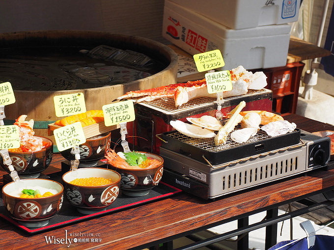 《日本北海道。函館朝市&橫丁市場》烤扇貝生吃海膽，在地生鮮漁夫食堂，品嚐現釣烏賊