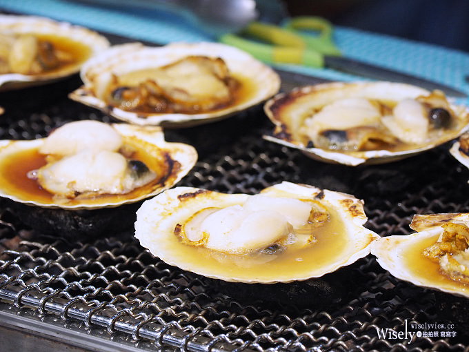 《日本北海道。函館朝市&橫丁市場》烤扇貝生吃海膽，在地生鮮漁夫食堂，品嚐現釣烏賊