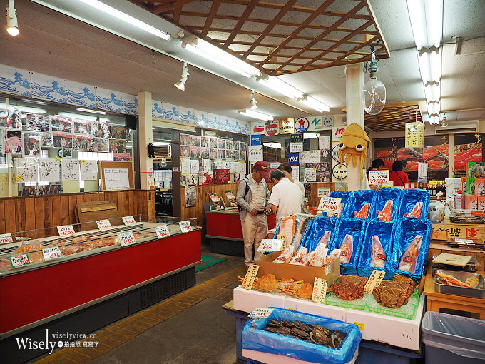 《日本北海道。函館朝市&橫丁市場》烤扇貝生吃海膽，在地生鮮漁夫食堂，品嚐現釣烏賊