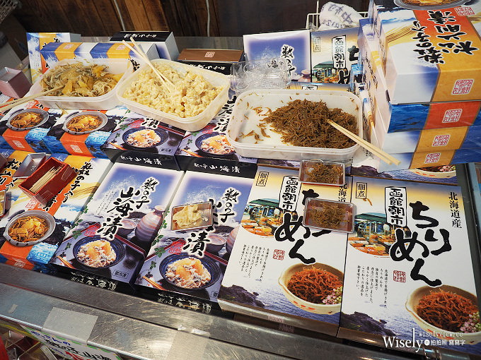 《日本北海道。函館朝市&橫丁市場》烤扇貝生吃海膽，在地生鮮漁夫食堂，品嚐現釣烏賊