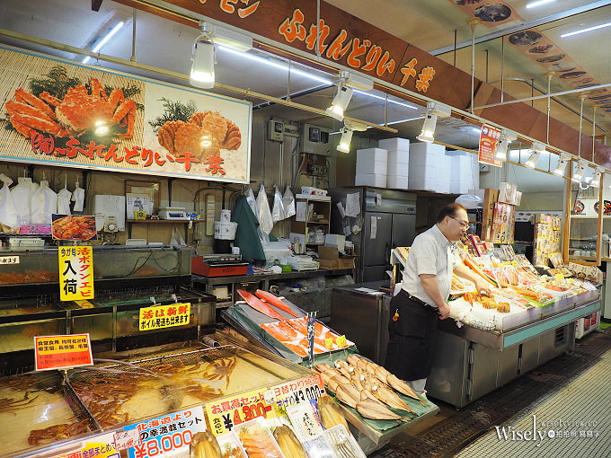 《日本北海道。函館朝市&橫丁市場》烤扇貝生吃海膽，在地生鮮漁夫食堂，品嚐現釣烏賊