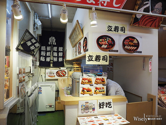 《日本北海道。函館朝市&橫丁市場》烤扇貝生吃海膽，在地生鮮漁夫食堂，品嚐現釣烏賊