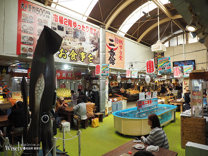 《日本北海道。函館朝市&橫丁市場》烤扇貝生吃海膽，在地生鮮漁夫食堂，品嚐現釣烏賊