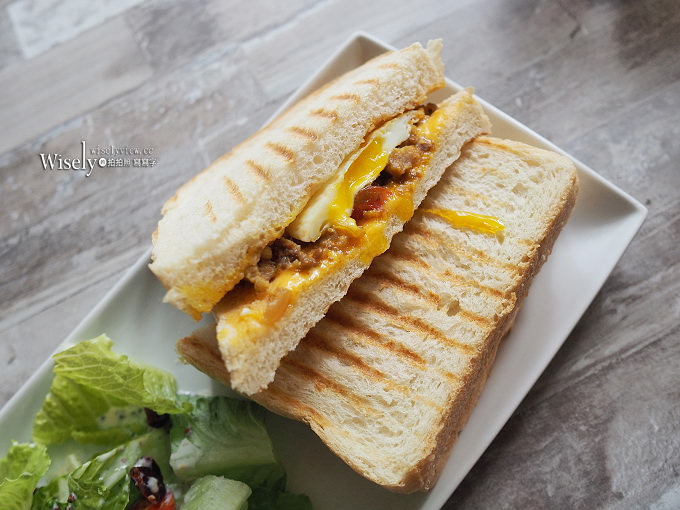 《台北中山。捷運忠孝新生站》好休咖啡 HaoXiu Kaffe：光華商場旁，WiFi插座不限時