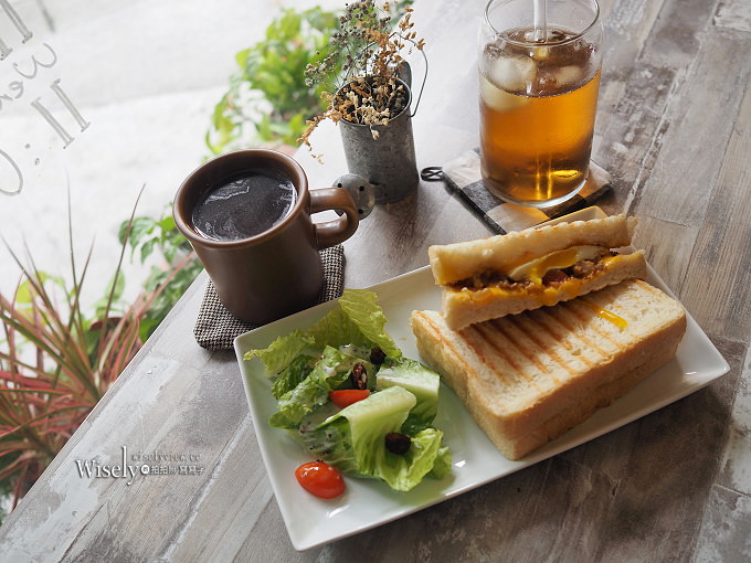 《台北中山。捷運忠孝新生站》好休咖啡 HaoXiu Kaffe：光華商場旁，WiFi插座不限時