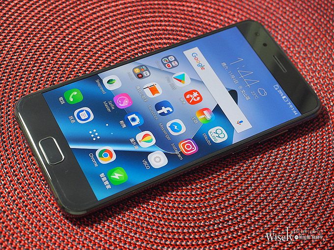 《華碩手機。一起戀攝影》ZenFone 4 Pro：高質感旗艦規格，光學變焦雙鏡頭，照片超迷人