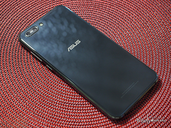 《華碩手機。一起戀攝影》ZenFone 4 Pro：高質感旗艦規格，光學變焦雙鏡頭，照片超迷人