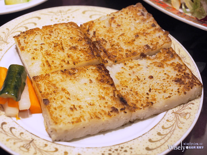 《台北中正。捷運台北車站》凱撒大飯店／王朝餐廳：上湯砂鍋鰱魚頭&甘鍋羊肉煲