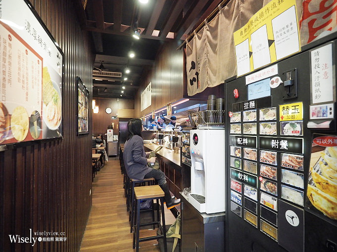 《台北大安。捷運科技大樓站》小川拉麵台灣一號店：特厚叉燒搭配濃厚豚骨湯頭與細麵