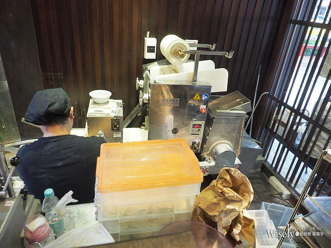 《台北大安。捷運科技大樓站》小川拉麵台灣一號店：特厚叉燒搭配濃厚豚骨湯頭與細麵