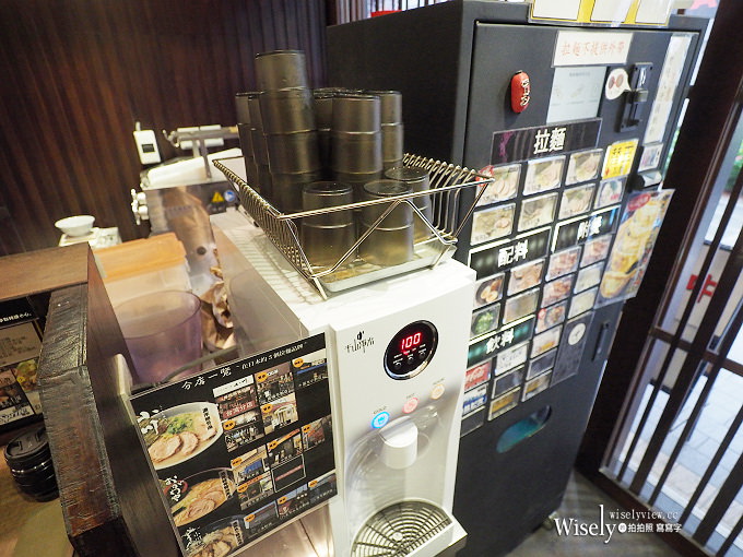 《台北大安。捷運科技大樓站》小川拉麵台灣一號店：特厚叉燒搭配濃厚豚骨湯頭與細麵