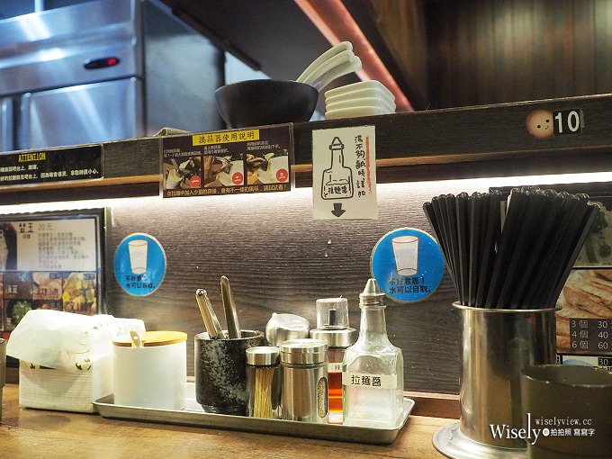 《台北大安。捷運科技大樓站》小川拉麵台灣一號店：特厚叉燒搭配濃厚豚骨湯頭與細麵