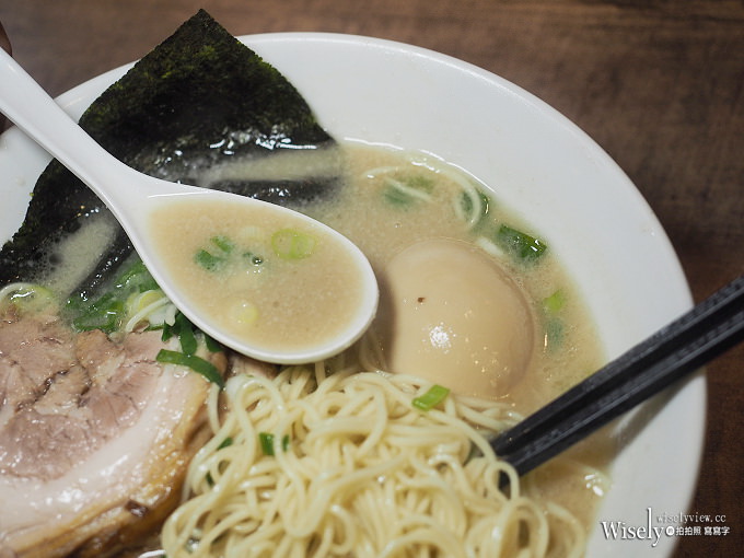 《台北大安。捷運科技大樓站》小川拉麵台灣一號店：特厚叉燒搭配濃厚豚骨湯頭與細麵
