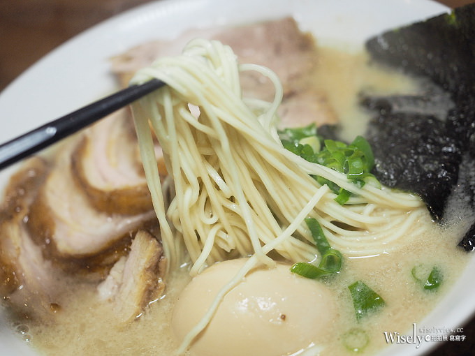 《台北大安。捷運科技大樓站》小川拉麵台灣一號店：特厚叉燒搭配濃厚豚骨湯頭與細麵