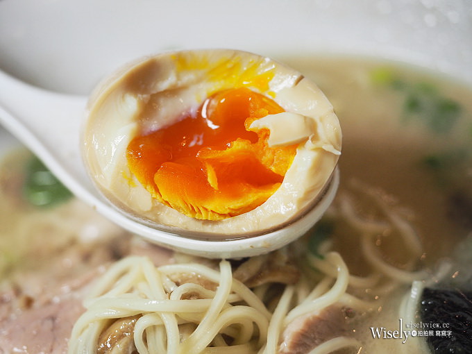 《台北大安。捷運科技大樓站》小川拉麵台灣一號店：特厚叉燒搭配濃厚豚骨湯頭與細麵
